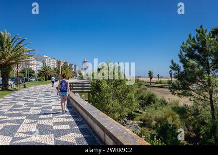 Passeggiata sulla spiaggia di Claridade e l'Oasis Figueira a Buarcos, parrocchia civile della città di Figueira da Foz, distretto di Coimbra del Portogallo Foto Stock