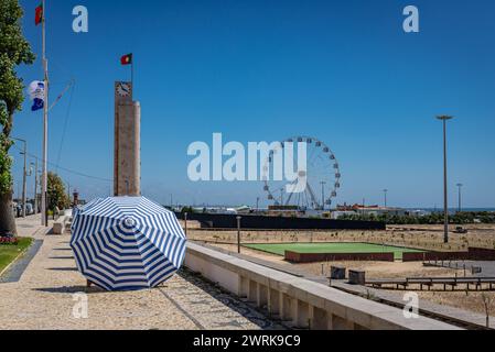 Torre dell'orologio e ruota panoramica nella città di Figueira da Foz, distretto di Coimbra del Portogallo Foto Stock