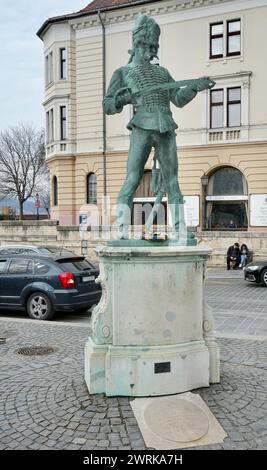 La statua del vecchio ussaro al castello di Buda. Foto Stock