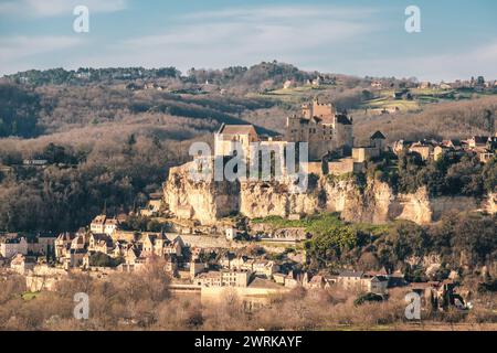 Beynac-et-Cazenac, Nouvelle-Aquitaine, Francia - 7 marzo 2024: Costruito nel XII secolo e conquistato da Riccardo Cuor di Leone durante i 100 anni Foto Stock