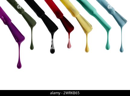 Varietà di gocce di smalto multicolore che fuoriescono dalla spazzola isolata su sfondo bianco. Set di campioni di smalto per unghie in gel per la progettazione. Foto Stock