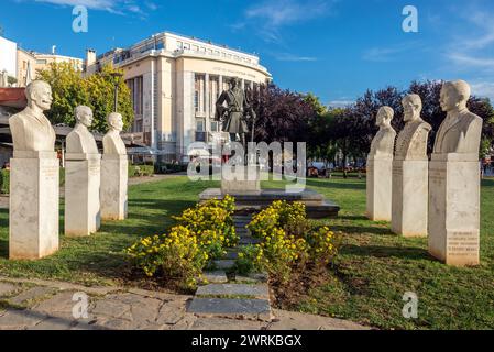Monumento Pavlos Melas nella città di Salonicco, Grecia. Vista con il Teatro Nazionale della Grecia settentrionale Foto Stock