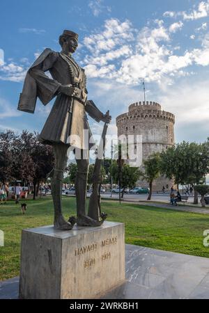 Monumento Pavlos Melas e Torre Bianca di Salonicco nella città di Salonicco, Grecia Foto Stock