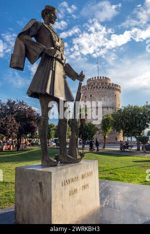 Monumento Pavlos Melas e Torre Bianca di Salonicco nella città di Salonicco, Grecia Foto Stock