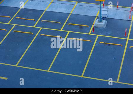 Parcheggi vuoti in un parcheggio. Linee gialle dei parcheggi. Foto Stock