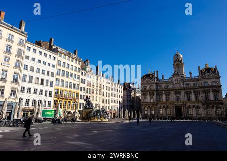 Place des Terreaux à Lyon, avec l'Hôtel de Ville et la célèbre Fontaine Bartholdi Foto Stock