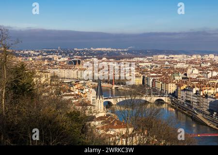 Vue sur la Saône traversante Lyon depuis le Jardins des curiosités dans le Quartier de Saint-Just Foto Stock