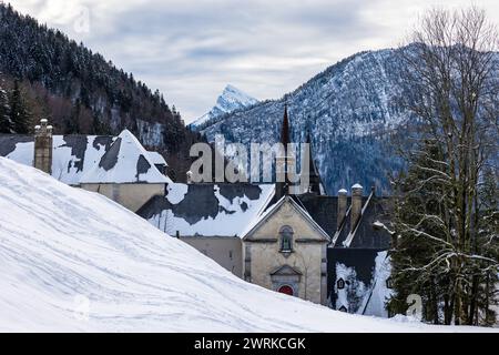 Facciata dell'entrée principale du Monastère de la grande Chartreuse sous la neige, au cœur des montagnes du Parc naturel régional de Chartreuse Foto Stock