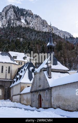 Facciata dell'entrée principale du Monastère de la grande Chartreuse sous la neige, au cœur des montagnes du Parc naturel régional de Chartreuse Foto Stock