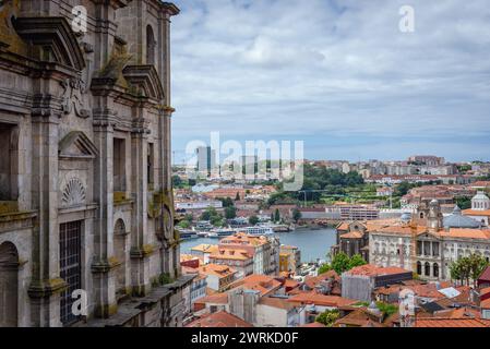 Veduta aerea con la Chiesa del Cricket e il Palazzo Bolsa nella città di Porto, Portogallo. Vila Nova de Gaia sullo sfondo Foto Stock
