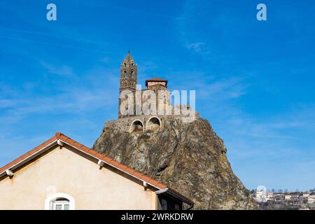 Église Saint-Michel d’Aiguilhe construite au sommet d’un rocher basaltique en forme d’aiguille près du Puy-en-Velay en Auvergne Foto Stock
