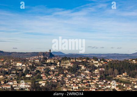 Château de Polignac à l’HHorizon sur sa plateforme basaltique depuis le Rocher Corneille au Puy-en-Velay en Auvergne Foto Stock