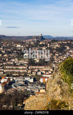 Château de Polignac à l’HHorizon sur sa plateforme basaltique depuis le Rocher Corneille au Puy-en-Velay en Auvergne Foto Stock