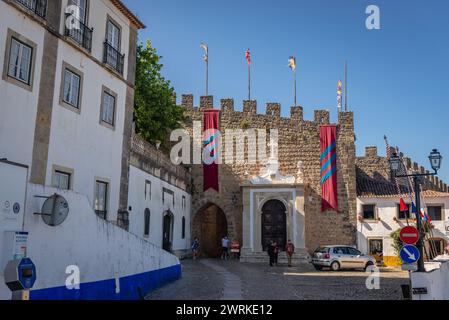 Porta da Vila - porta storica della città di Obidos, regione di Oeste, distretto di Leiria del Portogallo Foto Stock