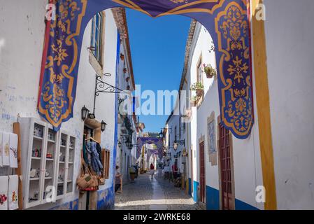 Via Rua Direita nella città di Obidos, regione di Oeste, distretto di Leiria del Portogallo Foto Stock