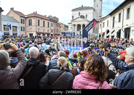 Rho, Italia. 13 marzo 2024. Il via la gara d'élite maschile della Milano-Torino, gara ciclistica di un giorno (177km) da Rho e Salassa - Nord Ovest Italia - mercoledì 13 marzo 2024. Sport - ciclismo . (Foto di Gian Mattia D'Alberto/ credito: LaPresse/Alamy Live News Foto Stock