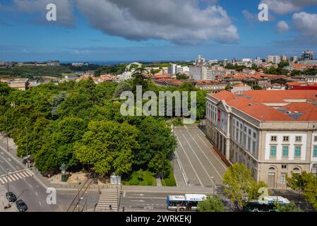 Vista aerea dalla torre della chiesa dei Clerigos nella città di Porto, Portogallo, con il Museo di storia naturale e Scienza dell'Università di Porto Foto Stock