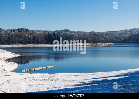 LAC de Lavalette entourée d’une Forêt de sapins, dans les Gorges du Lignon, sous les premières neiges de l’hiver Foto Stock