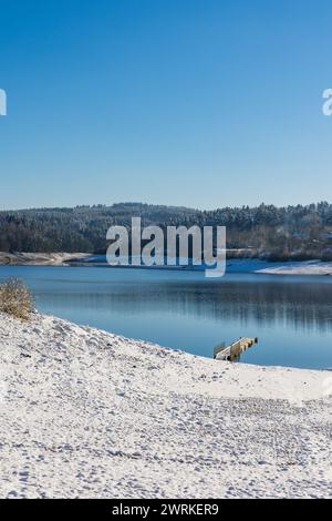 LAC de Lavalette entourée d’une Forêt de sapins, dans les Gorges du Lignon, sous les premières neiges de l’hiver Foto Stock