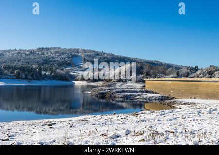 Barrage de Lavalette entourée d’une Forêt de sapins, dans les Gorges du Lignon, sous les premières neiges de l’hiver Foto Stock