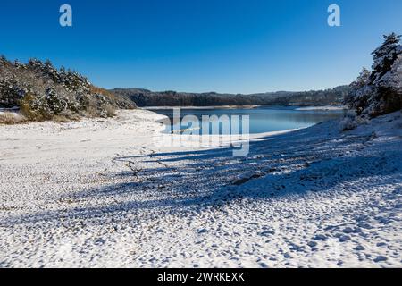 LAC de Lavalette entourée d’une Forêt de sapins, dans les Gorges du Lignon, sous les premières neiges de l’hiver Foto Stock