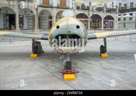 Caceres, Spagna - 27 maggio 2021: Hispano ha-200 Saeta. Mostra sull'aviazione militare spagnola, Piazza principale di Caceres, Spagna Foto Stock