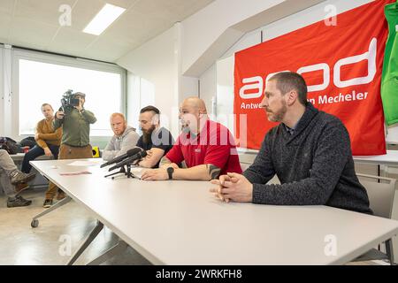 Ignoto, Jeroen Auweriks, Mario Heylen e Robby De Kaey, ritratti durante una conferenza stampa dei sindacati penitenziari di Anversa sul sovraffollamento e la carenza di personale nelle carceri a seguito della recente tortura di un prigioniero da parte di compagni detenuti, ad Anversa, mercoledì 13 marzo 2024. Un detenuto è stato portato in ospedale con gravi ferite dopo essere stato presumibilmente torturato da cinque compagni detenuti nella sua cella per tre giorni. La tortura è stata filmata e inoltrata tramite Snapchat. L'ufficio del pubblico ministero di Anversa ha avviato un'indagine. BELGA FOTO JAMES ARTHUR GEKIERE Foto Stock