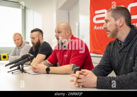 Ignoto, Jeroen Auweriks, Mario Heylen e Robby De Kaey, ritratti durante una conferenza stampa dei sindacati penitenziari di Anversa sul sovraffollamento e la carenza di personale nelle carceri a seguito della recente tortura di un prigioniero da parte di compagni detenuti, ad Anversa, mercoledì 13 marzo 2024. Un detenuto è stato portato in ospedale con gravi ferite dopo essere stato presumibilmente torturato da cinque compagni detenuti nella sua cella per tre giorni. La tortura è stata filmata e inoltrata tramite Snapchat. L'ufficio del pubblico ministero di Anversa ha avviato un'indagine. BELGA FOTO JAMES ARTHUR GEKIERE Foto Stock