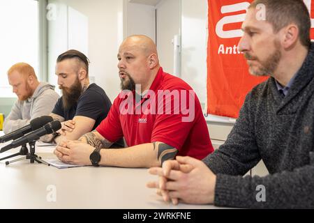 Ignoto, Jeroen Auweriks, Mario Heylen e Robby De Kaey, ritratti durante una conferenza stampa dei sindacati penitenziari di Anversa sul sovraffollamento e la carenza di personale nelle carceri a seguito della recente tortura di un prigioniero da parte di compagni detenuti, ad Anversa, mercoledì 13 marzo 2024. Un detenuto è stato portato in ospedale con gravi ferite dopo essere stato presumibilmente torturato da cinque compagni detenuti nella sua cella per tre giorni. La tortura è stata filmata e inoltrata tramite Snapchat. L'ufficio del pubblico ministero di Anversa ha avviato un'indagine. BELGA FOTO JAMES ARTHUR GEKIERE Foto Stock