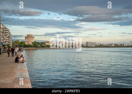 Passeggiata lungo viale Nikis nella città di Salonicco, Grecia. Torre bianca sullo sfondo Foto Stock