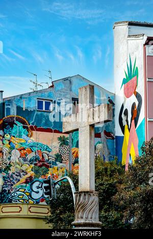 Croce religiosa cristiana e graffiti d'arte urbana a Madrid, Spagna Foto Stock