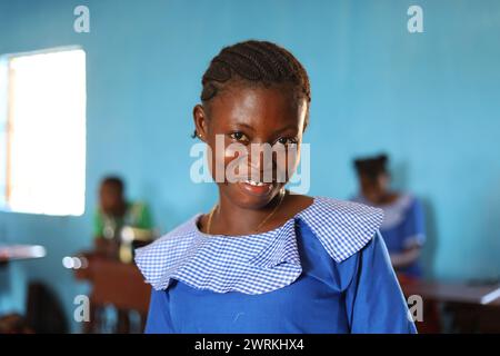 Donne e bambini immaginati di lavorare a mano per realizzare camicie all'Unione delle madri di Bo, Sierra Leone, Africa. Foto Stock