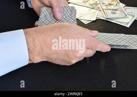 Le mani di un giocatore che spara carte a faccia in giù. Foto Stock