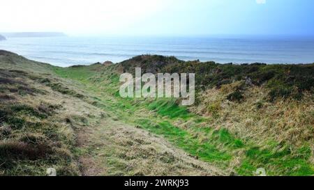 Crane Castle, un forte collinare dell'età del ferro vicino a Basset's Cove sulla costa settentrionale della Cornovaglia, Regno Unito - John Gollop Foto Stock
