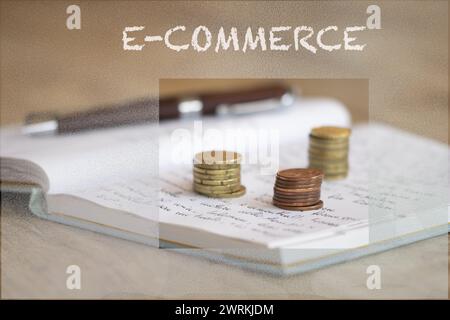 concetto di e-commerce con scrittura su un bicchiere e un mucchio di soldi sullo sfondo Foto Stock