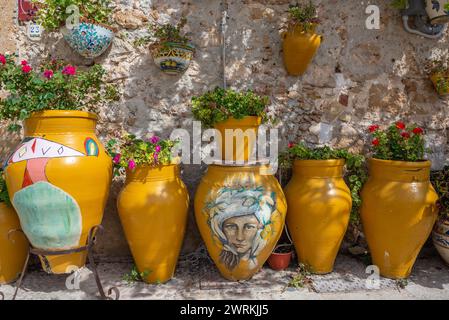 Ristorante Taverna la Cialoma in Piazza Regina Margherita, centro storico del villaggio di Marzamemi sull'isola di Sicilia, Italia Foto Stock