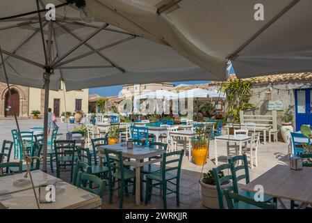 Ristoranti in Piazza Regina Margherita, centro storico del villaggio di Marzamemi sull'isola di Sicilia, Italia Foto Stock