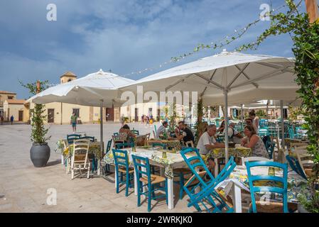 Piazza Regina Margherita, centro storico del villaggio di Marzamemi sull'isola di Sicilia Foto Stock