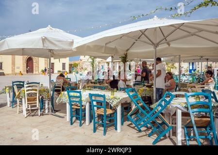 Piazza Regina Margherita, centro storico del villaggio di Marzamemi sull'isola di Sicilia Foto Stock