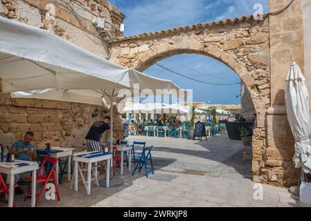 Ingresso a Piazza Regina Margherita, centro storico del villaggio di Marzamemi sull'isola di Sicilia, Italia Foto Stock