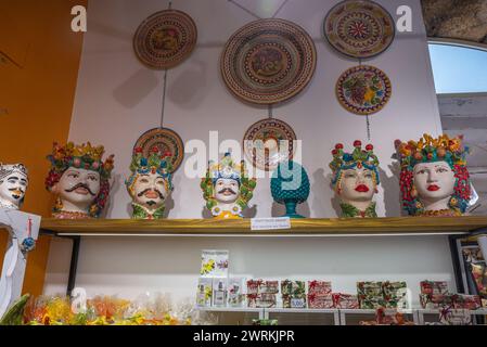 I moreschi si dirigono in un negozio di souvenir nel villaggio di Marzamemi, sull'isola di Sicilia, in Italia Foto Stock
