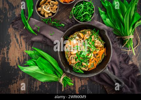 Quiche vegetariana o pancake al forno con ramson, carote e funghi. Foto Stock