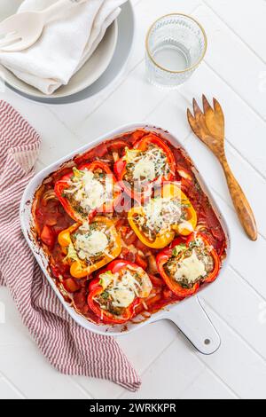 Peperoni ripieni di carne macinata, formaggio feta, ramson e pomodori in casseruola Foto Stock