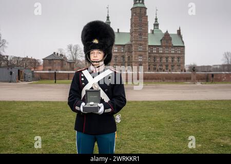 Copenaghen, Danimarca, 13 marzo 2024. Garder Rasmus Boy Bedsted riceve il King's Watch alla Livgardens Barracks di Copenaghen, mercoledì 13 marzo 2024. Garder Rasmus Boy Bedsted è attualmente in servizio durante il quarto turno. È nato e cresciuto a Odense.. (Foto: Mads Claus Rasmussen/Ritzau Scanpix) credito: Ritzau/Alamy Live News Foto Stock