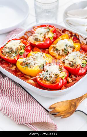 Peperoni ripieni di carne macinata, formaggio feta, ramson e pomodori in casseruola Foto Stock