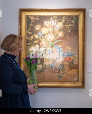 Bellmans, Londra, Regno Unito. 13 marzo 2024. Gli appassionati di Belle Arti di Bellmans presentano in anteprima i lavori delle prossime vendite. Le attrazioni principali includono: Natura morta dei tulipani e altri fiori di Henriette Geertruida Knip, 1783-1842, asta 28 marzo nel Sussex. Crediti: Malcolm Park/Alamy Live News Foto Stock