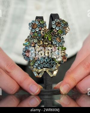 Bellmans, Londra, Regno Unito. 13 marzo 2024. Gli appassionati di Belle Arti di Bellmans presentano in anteprima i lavori delle prossime vendite. Tra i punti salienti ricordiamo: La collezione Anthony Gardner, la spilla e l'orecchino Gemset in forma di bouquet, attribuiti alla designer anni '1930 Dorrie Nossiter, asta il 16 aprile nel Sussex. Crediti: Malcolm Park/Alamy Live News Foto Stock