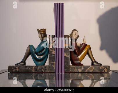 Bellmans, Londra, Regno Unito. 13 marzo 2024. Gli appassionati di Belle Arti di Bellmans presentano in anteprima i lavori delle prossime vendite. Le attrazioni includono: Libri King e Scholar in bronzo dipinto a freddo, 1930 circa. Crediti: Malcolm Park/Alamy Live News Foto Stock