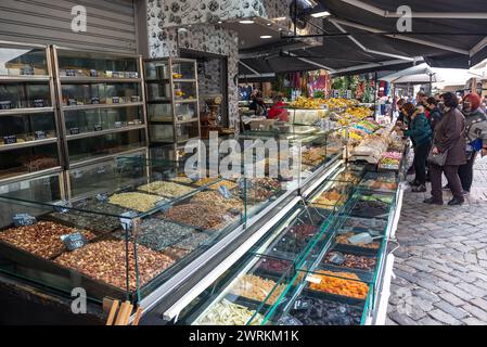 Negozi con frutta secca, frutta secca e dolci sul mercato alimentare Kapani nella città di Salonicco, in Grecia Foto Stock