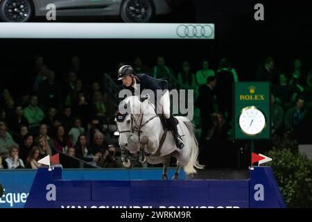 DenBosch, Paesi Bassi - 9 marzo 2024. Max Kuhner dell'Austria in sella a EIC Quantum Robin V gareggia nella classe Indoor Derby di 1,45 m al 2024 olandese Mas Foto Stock